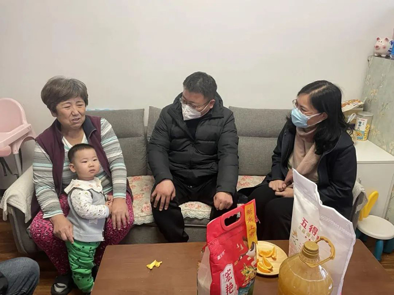 董事長參加“人大代表、政協(xié)委員走進社區(qū)，開展居民議事協(xié)商”活動.jpg